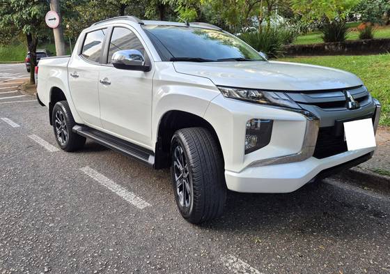 MITSUBISHI L200 TRITON 2.4 16V TURBO DIESEL SPORT HPE CD 4P 4X4 AUTOMÁTICO MITSUBISHI L200 TRITON 2.4 16V TURBO DIESEL SPORT HPE CD 4P 4X4 AUTOMÁTICO